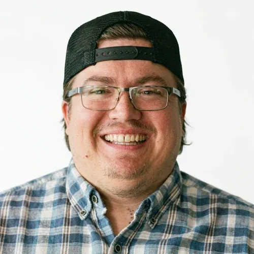 headshot-dakota-_warehouse_associate